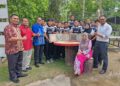 ROZALI Ibrahim (tiga dari kiri) bersama pelajar dan tenaga pengajar menunjukkan sebahagian hasil ciptaan Batu Pemijak Lestari serta produk berasaskan simen ferro yang dihasilkan pelajar Program Sijil KHL di Kolej Komuniti Selandar, Jasin, Melaka. – UTUSAN/AMRAN ALI