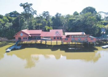 PULAU Orang Utan di tengah Tasik Bukit Merah di Bagan Serai dibuka semula kepada pelancong setelah ditutup selama dua bulan ekoran penyusutan air tasik pada musim kemarau. – UTUSAN/WAT KAMAL ABAS
