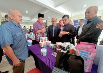 ABDUL Athar Ibrahim (kanan) bersama Mohd. Farris Radzuan (dua dari kanan) meninjau pengeluaran vitamin ternakan di Bizlink Netpreneurs@IKM Besut, Terengganu. - UTUSAN/TOREK SULONG
