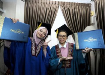 Chang Sze Ting (kanan) dan Tuan Nurin Anis Tuan Muhamad Asri menerima Anugerah Ketua Jabatan dalam Majlis Konvokesyen ke-30 Politeknik Ibrahim Sultan, Pasir Gudang, semalam.