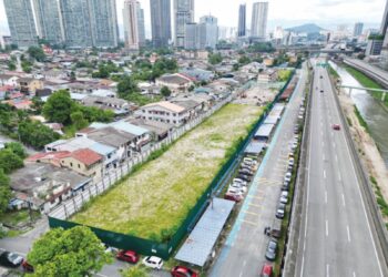 Tapak pembangunan semula Kampung Sungai Baru, bersebelahan Lebuhraya AKLEH, kini dalam fasa akhir pembersihan bagi memberi laluan kepada pembangunan KL City Gateway.