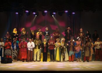 Barisan pelakon dan kru selepas menjayakan persembahan Teater Jikey Langkawi bertajuk Kembara Putera di Tourism Center (MATIC), Kuala Lumpur, baru-baru ini. – UTUSAN/ISKANDAR ISHAK