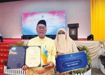 HAMZAH Jaafar bersama isteri, Najihah Ahmed Pauzi pada Majlis Sambutan Maulidur Rasul peringkat negeri di Seberang Jaya, Pulau Pinang semalam.