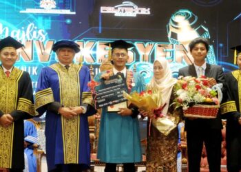 Dr. Ahmad Zainuddin (dua dari kiri) dan Ulaimi Yahya (kiri) bersama penerima Anugerah Pengarah dan Anugerah Kecemerlangan Akdemik dan Kokurikulum, Muhammad Nazrif Aizad Abdul Aziz sempena Majlis Konvokesyen ke 30 Politeknik Ibrahim Sultan, Pasir Gudang, semalam. – UTUSAN/RAJA JAAFAR ALI