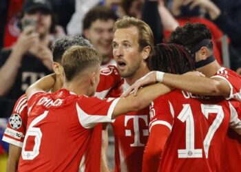 Penyerang Bayern Munich, Harry Kane (tengah) meraikan jaringan gol dengan rakan sepasukan dalam saingan Liga Juara-Juara menentang Chelsea di Munich, semalam. - AFP