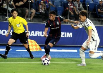 PENYERANG JDT Bergson Da Silva cuba melepasi kawalan pertahanan Machida Zelvia FC, Gen Shoji pada aksi Liga Juara-Juara Asia Elit (ACLE) di Stadium Sultan Ibrahim, Iskandar Puteri di sini. UTUSAN/JAAFAR ALI
