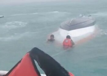 KEADAAN bot yang melakukan aktiviti parasailing di perairan berdekatan Pantai Tengah, Langkawi.