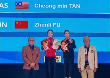 Tan Cheong Min (dua dari kanan) meraih pingat emas dalam acara nanquan kategori dewasa dengan kutipan 9.703 mata pada  Kejohanan Wushu Wanita ASEAN-China 2025 di Seremban, Negeri Sembilan hari ini. - IHSAN FB MSN