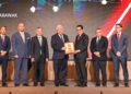 AMAR Awang Tengah Ali Hasan (empat dari kiri) bersama Ahmad Shahriman Mohd Shariff (tiga dari kanan) pada pelancaran Program Jangkauan Komuniti PKS (SCOP) di Sarawak baru-baru ini.