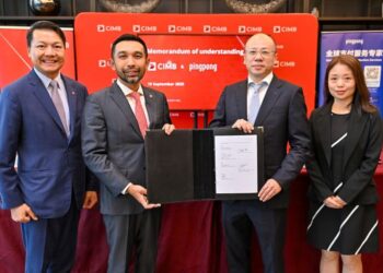 KETUA Pegawai Eksekutif Kumpulan CIMB, Novan Amirudin (dua dari kiri) bersama Pengasas dan Ketua Pegawai Eksekutif PingPong, Robert Chen dan Lawrence Loh (kiri) serta  Jianqin Shu pada majlis menandatangani MoU antara CIMB dan PingPong.
