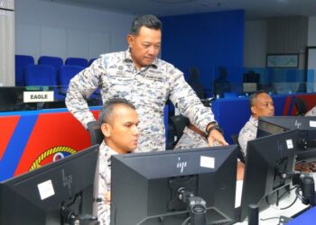 MOHD. ROSLI Abdullah meninjau petugas di Pusat Operasi Maritim Malaysia.