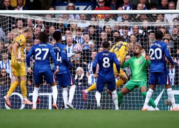 Pemain pertahanan Brighton (29) Maxim De Cuyper menjaringkan gol kedua pasukan itu semasa perlawanan bola sepak Liga Perdana Inggeris antara Chelsea dan Brighton and Hove Albion di Stamford Bridge di London hari ini. - AFP