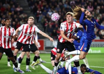 Pemain pertahanan Chelsea, Marc Cucurella (kanan) diasak tonggak tengah Brentford, Yehor Yarmolyuk (dua dari kanan) dalam aksi Liga Perdana Inggeris di London yang berakhir seri 2-2. - AFP