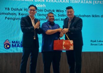 RAIS Yasin (tengah) menerima cenderamata selepas merasmikan eSPA di sebuah hotel di Melaka.