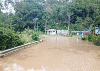 PARAS air sungai di Beaufort, Sabah berada pada tahap bahaya lantas menyebabkan bencana banjir.
