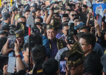 ANWAR Ibrahim (tengah) beramah mesra dengan orang ramai dan para pesilat ketika hadir menyertai Himpunan Pendekar Madani di Politeknik Seberang Perai (PSP), Pulau Pinang hari ini. - UTUSAN/DANIAL SAAD