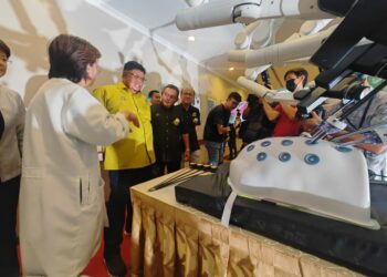 AB. Rauf Yusoh menyempurnakan Majlis Pelancaran Mesin Pembedahan Robotik Hinotori di Pusat Perubatan Mahkota, Banda Hilir, Melaka. - UTUSAN/AMRAN ALI