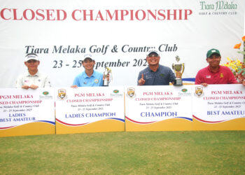 BARISAN pemenang Pang Hee Jie (dari kiri), Jocelyn Chee, Paul San dan Nor Heikal Hadi Kejohanan PGM Tertutup Melaka di Kelab Golf Tiara & Country, Melaka. - UTUSAN/AMRAN MULUP