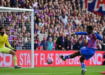 TONGGAK tengah Manchester United, Bruno Fernandes cuba mengawal bola walaupun diasak pemain-pemain Brentford dalam aksi Liga Perdana Inggeris di Stadium Komuniti Gtech, London, semalam. - AFP