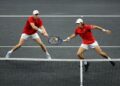 Alex De Minaur dari Pasukan Dunia (kanan) Bersama Alex Michelsen membalas pukulan ketika menentang Casper Ruud dan Holger Rune dari Pasukan Eropah pada aksi Piala Laver 2025 di Chase Center, San Francisco, California semalam. - AFP