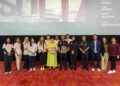 LEE Miew Lan (enam dari kiri) dan Angeline Barron (empat dari kiri) bersama para jemputan ketika program komuniti tayangan filem istimewa sempena sambutan Hari Malaysia, baru-baru ini.
