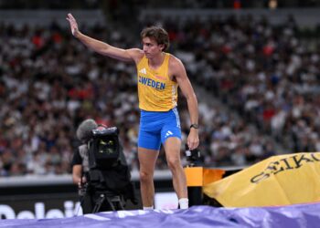Atlet Sweden, Armand Duplantis bersaing dalam kelayakan lompat bergalah lelaki semasa Kejohanan Olahraga Dunia di Tokyo semalam. - AFP