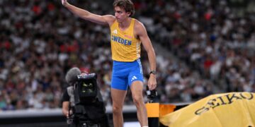 Atlet Sweden, Armand Duplantis bersaing dalam kelayakan lompat bergalah lelaki semasa Kejohanan Olahraga Dunia di Tokyo semalam. - AFP