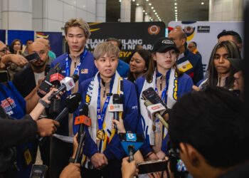Toh Ee Wei (tengah) ketika ditemui pemberita selepas pulang dari Paris bagi Kejohanan Badminton Dunia di Lapangan Terbang Antarabangsa Kuala Lumpur (KLIA) di sini, hari ini. - UTUSAN/FAIZ ALIF ZUBIR