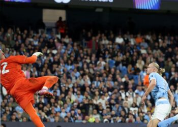 Penyerang Manchester City, Erling Haaland (kanan) menjaringkan gol menewaskan penjaga gol Napoli, Vanja Milinkovic-Savic dalam saingan Liga Juara-Juara di Stadium Etihad, Manchester, semalam. - AFP