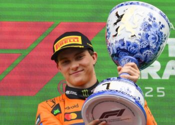 Pelumba pasukan McLaren, Oscar Piastri bersama trofi selepas menjuarai perlumbaan Grand Prix Belanda di litar Zandvoort, Belanda, semalam. - AFP