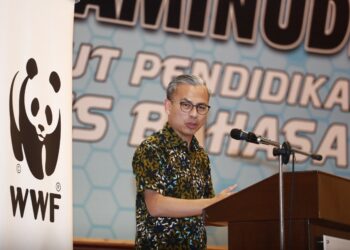 FAHMI Fadzil ketika berucap pada Majlis Pelancaran Kempen Malaysia, JomPACT! di Dewan Aminuddin Baki, IPG Kampus Bahasa Melayu hari ini. UTUSAN/AFIQ RAZALI