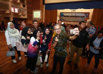 FAHMI Fadzil berswafoto bersama para pelajar Majlis Pelancaran Kempen Malaysia, JomPACT! di Dewan Aminuddin Baki, IPG Kampus Bahasa Melayu hari ini. UTUSAN/AFIQ RAZALI