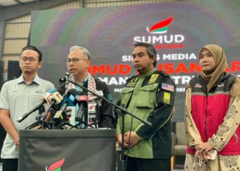FAHMI Fadzil ketika sidang akhbar melawat SNCC di Sepang, Selangor. - UTUSAN/NURIN NABILAH