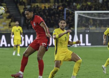 Aksi Facundo Tomas Garces (dua dari kanan) menentang Singapura dalam Tier 1 di Stadium Nasional Bukit Jalil, sebelum ini. - UTUSAN/AMIR KHALID