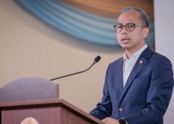 FAHMI Fadzil merangkap jurucakap Kerajaan Perpaduan ketika sidang akhbar mingguan Kabinet di Kementerian Komunikasi, Putrajaya, semalam. - UTUSAN/FAIZ ALIF ZUBIR