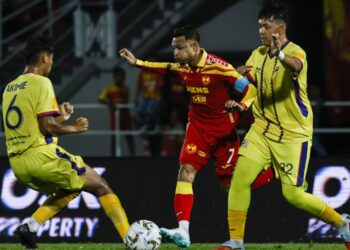 Faisal Halim diasak pemain Malaysian University pada aksi  Piala FA di Stadium Majlis Bandaraya Petaling Jaya, kelmarin. - UTUSAN/SHIDDIEQIIN ZON