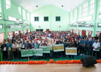 CHAN Foong Hin telah menyampaikan cek cura berjumlah RM713,322 kepada lapan penerima di bawah Skim Insentif Pembiayaan Tanam Semula Pekebun Kecil Sawit (TSPKS 2.0) ketika merasmikan Program Pemantapan Pensijilan Minyak Sawit Mampan (MSPO) di Pitas.