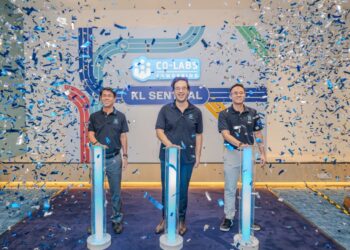 BEJAMIN Teo (tengah) bersama Ketua Pegawai Eksekutif Kumpulan Paramount Corporation, Jeffrey Chew (kiri) dan Penolong Pengurus Besar Paramount Coworking, Wayne Yap semasa perasmian Co-labs Coworking KL Sentral Jumaat lalu.