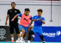 PEMAIN-Pemain Futsal negara menjalani sesi latihan terakhir sebelum turun berdepan Emiriah Arab Bersatu (UAE) di Stadium Tertutup SUKPA, malam ini.-IHSAN FAM