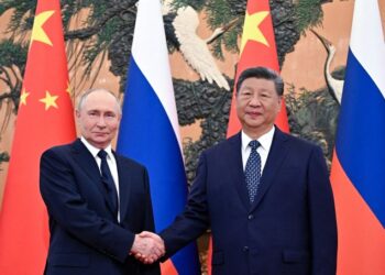 PRESIDEN Russia, Vladimir Putin berjabat tangan dengan rakan sejawatnya, Presiden China, Xi Jinping semasa pertemuan di Beijing, China baru-baru ini. – AFP