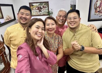 abe Wee (kanan) bersama ahli keluarga ketika sambutan kemerdekaan baru-baru ini.