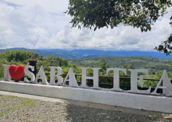 merakam gambar kenangan selepas menjamu selera di Ladang Teh Sabah.
