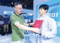XUEBA 01 bersama mentornya, Yang Qingqing ketika pameran Persidangan Kecerdasan Buatan Dunia (WAIC) 2025 di Shanghai. – AGENSI