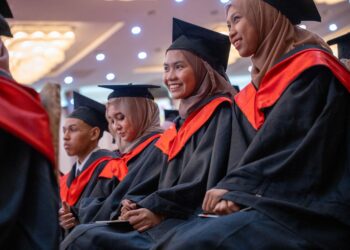 GAJI permulaan yang lebih tinggi adalah penting untuk menarik dan mengekalkan bakat terbaik berbanding menggunakan struktur gaji satu saiz untuk semua.