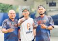 HAIKAL Hashron (kanan) dan Ibrahim Adham (kiri) menunjukkan gel tenaga Girt Shot yang dihasilkan syarikat mereka. – UTUSAN/ZABRY MOHAMAD MADZLAN