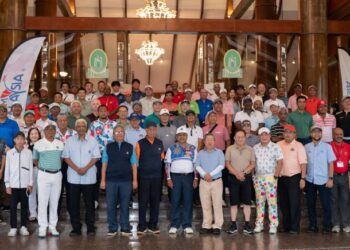 P. MANOHARAN (barisan depan, enam dari kiri) dan Presiden MGA, Tan Sri Mohd. Anwar Mohd. Nor (barisan depan, lima dari kiri) bergambar bersama peserta sebelum melakukan tee off pada Kejohanan VMY Cuti-Cuti Malaysia GoGolf Deemples Invitational anjuran Tourism Malaysia dengan kerjasama GoGolf di Kelab Golf A’Famosa, Melaka, semalam.