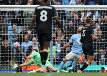 Penyerang Manchester City, Erling Haaland menjaringkan gol kelima mereka semasa perlawanan bola sepak Liga Perdana Inggeris antara Manchester City dan Burnley di Stadium Etihad hari ini. - AFP