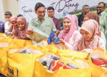 ABDUL Rahman Mohamed (tengah) bersama sebahagian penerima manfaat di bawah program Siswa Sulung, Universiti Sains Malaysia semalam. – UTUSAN/DANIAL SAAD