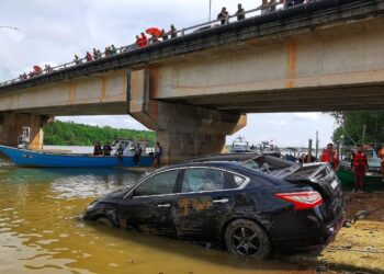 SEBUAH kereta yang dinaiki mangsa dibawa naik selepas menggelongsor ke dalam Sungai Linggi dalam kejadian di Tanjung Agas, Linggi, Port Dickson, kelmarin. - UTUSAN/MOHD. SHAHJEHAN MAAMIN