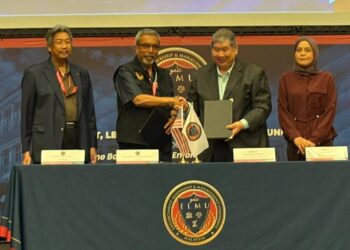 KASSIM Noor Mohamed (dua dari kiri) dan Datuk Yong Soo Heong (dua dari kanan) semasa pertukaran MoU, disaksikan oleh Timbalan Presiden ELMU, Datuk Wan Azman Wan Omar dan Timbalan Presiden MPI, Farrah Naz Abdul Karim.